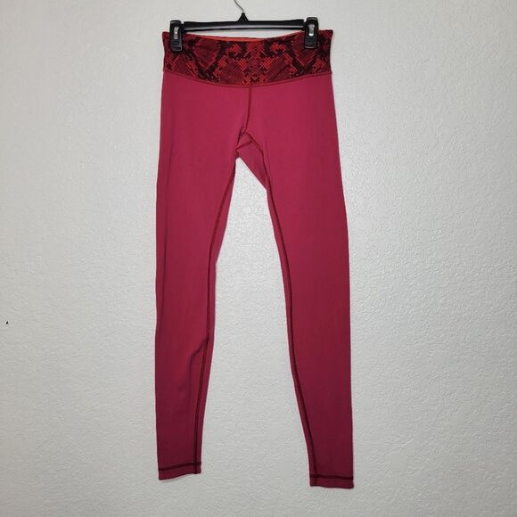 Lululemon Size 6 Cranberry Alarmin Snakeskin Print Reversible Wunder Under Pants - Picture 4 of 11